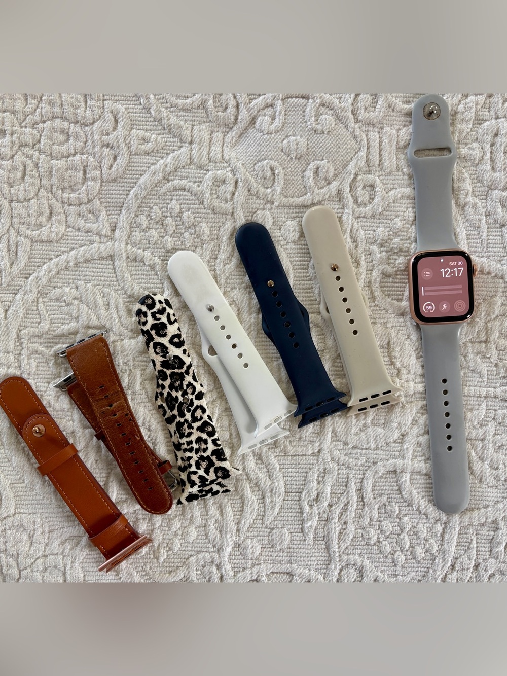 Apple Watch SE 44mm Rose Gold with Bands and Charger